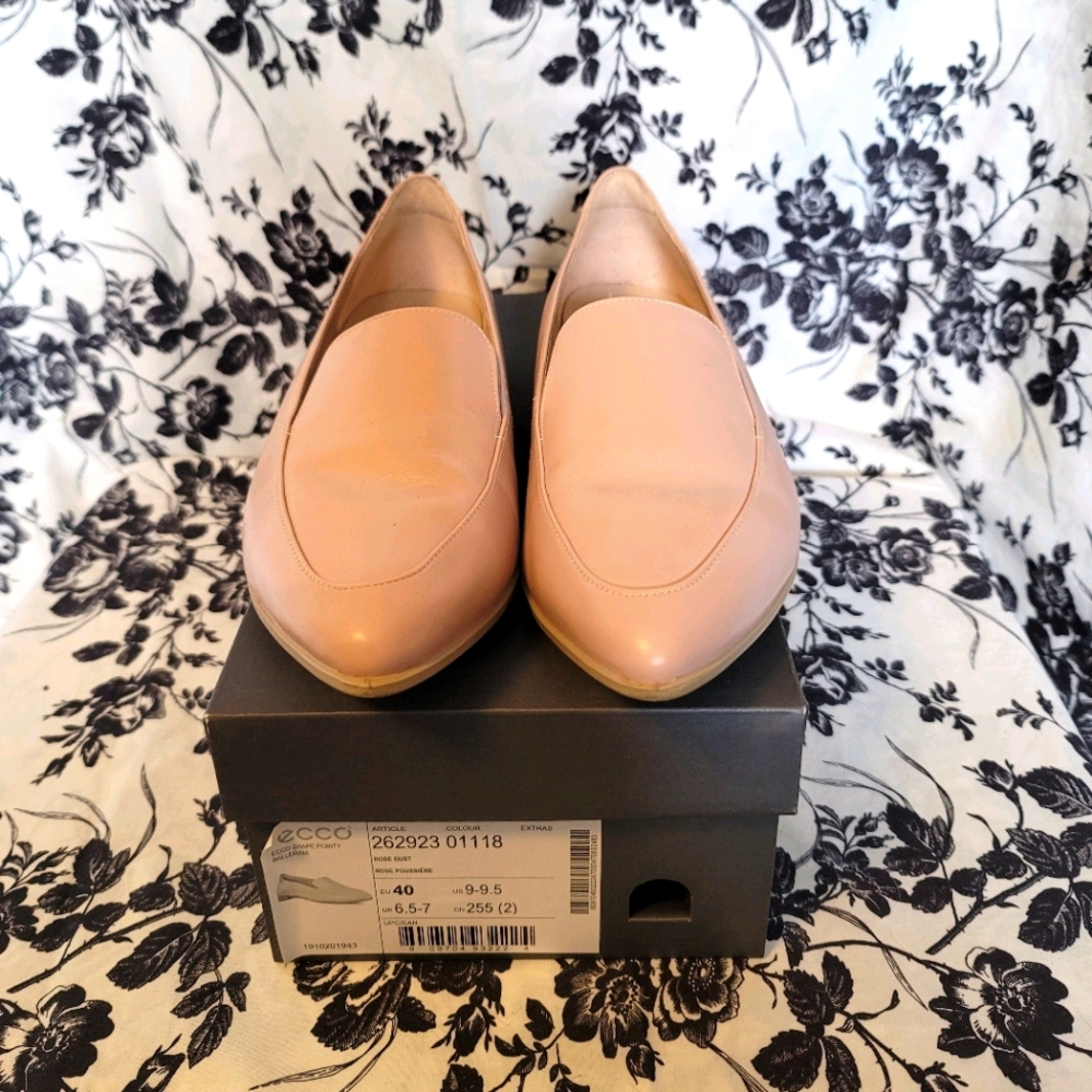 Brand new Ecco pointed ballet flats